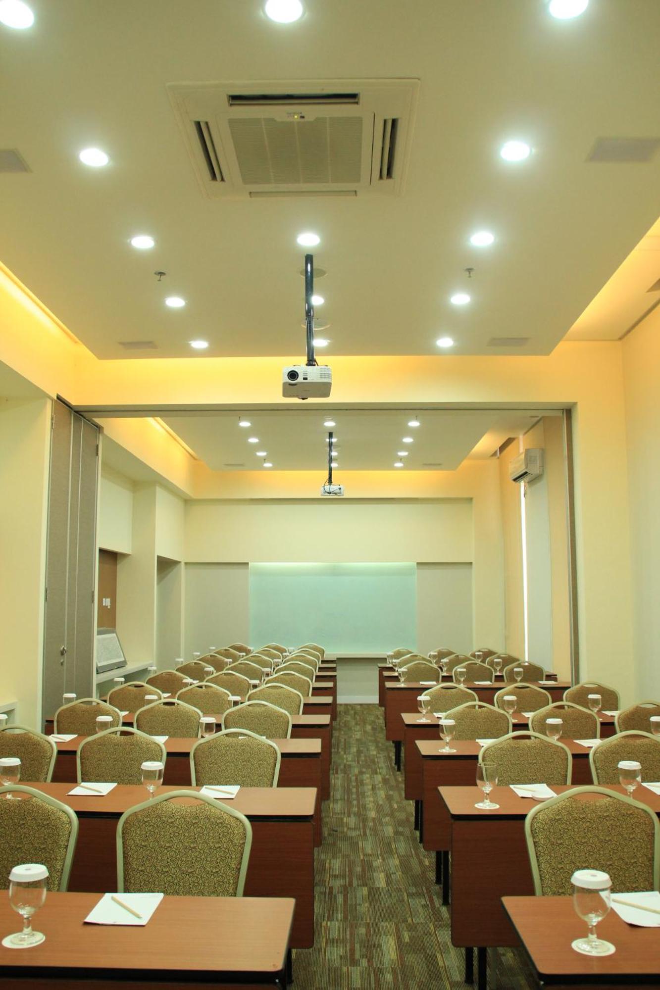 Kyriad Hotel Airport Jakarta Тангеранг Екстериор снимка
