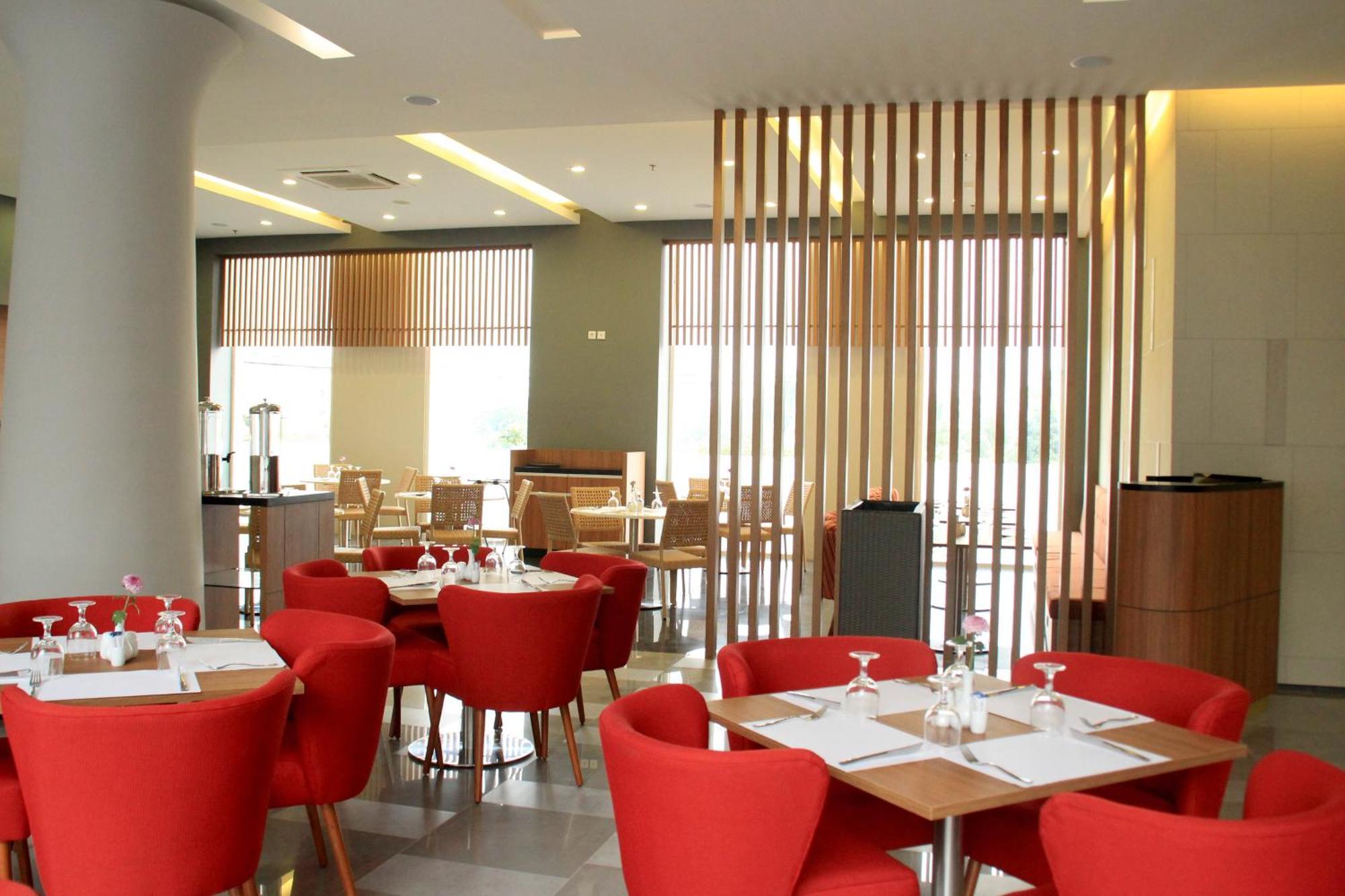 Kyriad Hotel Airport Jakarta Тангеранг Екстериор снимка