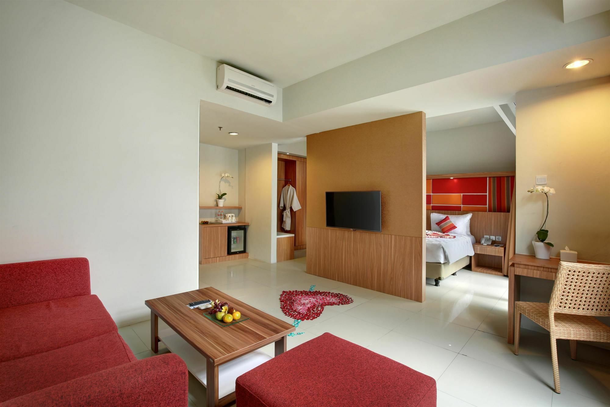 Kyriad Hotel Airport Jakarta Тангеранг Екстериор снимка